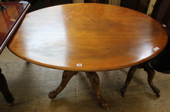 Victorian oval loo table(-)